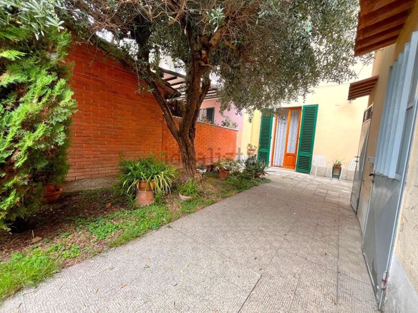 casa indipendente in vendita a Prato