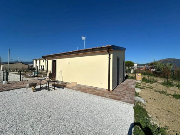 casa indipendente in vendita a Prato in zona Sant'Ippolito