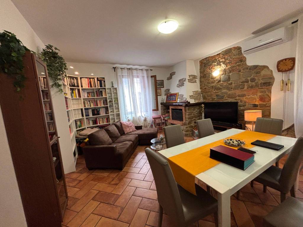 casa indipendente in vendita a Prato in zona Iolo