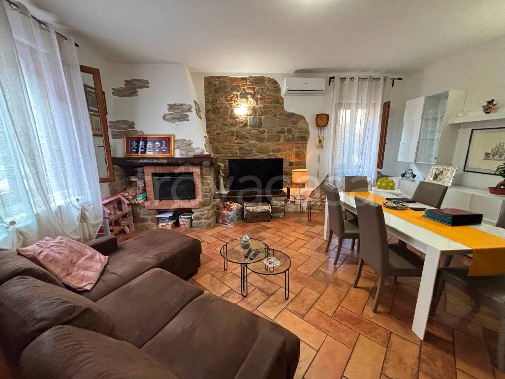 casa indipendente in vendita a Prato in zona Iolo