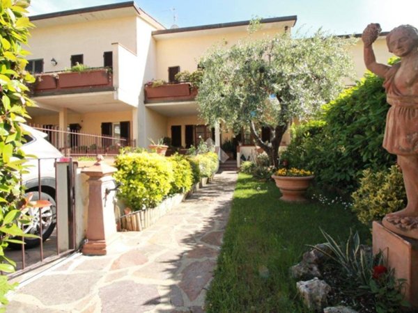casa indipendente in vendita a Prato in zona Le Badie