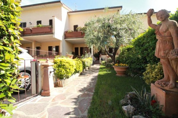 casa indipendente in vendita a Prato in zona Le Badie