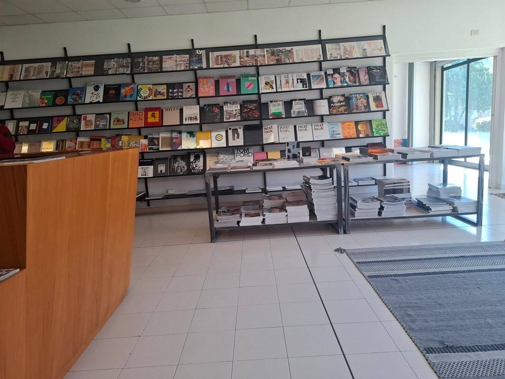 negozio in vendita a Prato in zona Paperino