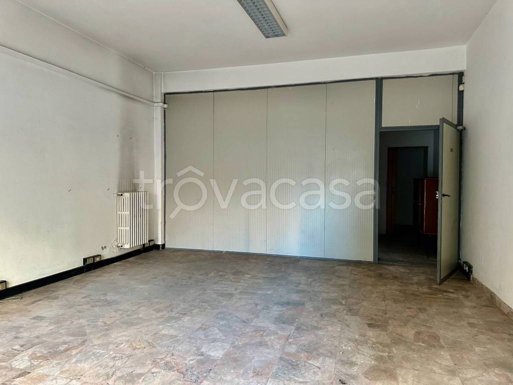 locale commerciale in vendita a Prato