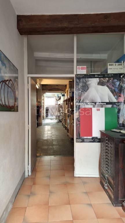 locale commerciale in vendita a Prato