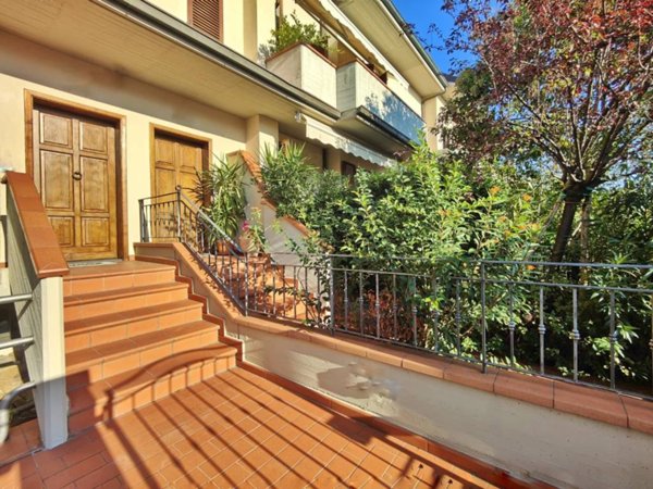 casa indipendente in vendita a Prato in zona Paperino