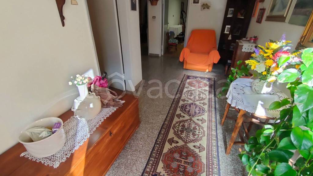 casa indipendente in vendita a Prato in zona Santa Lucia