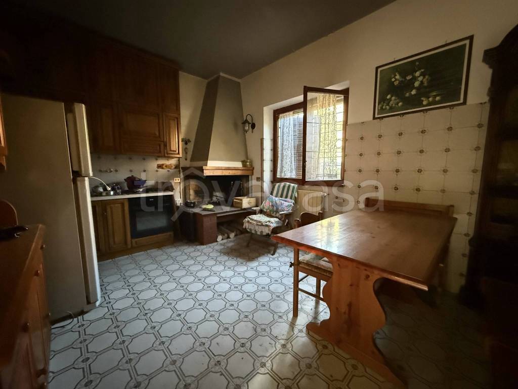 casa indipendente in vendita a Prato in zona Santa Lucia