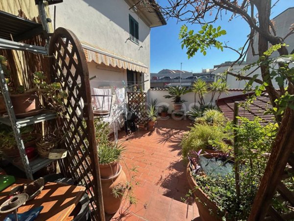 casa indipendente in vendita a Prato