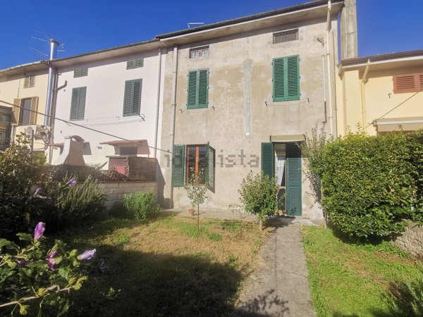 casa indipendente in vendita a Prato in zona Vergaio