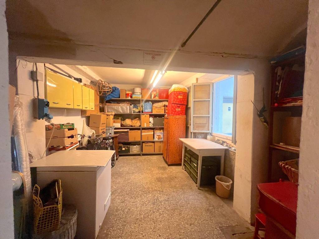 locale commerciale in vendita a Prato