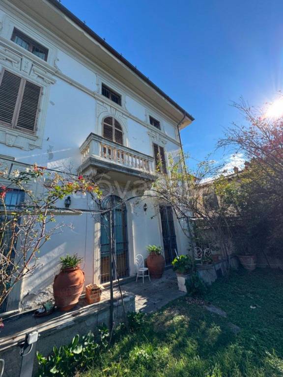 casa indipendente in vendita a Prato