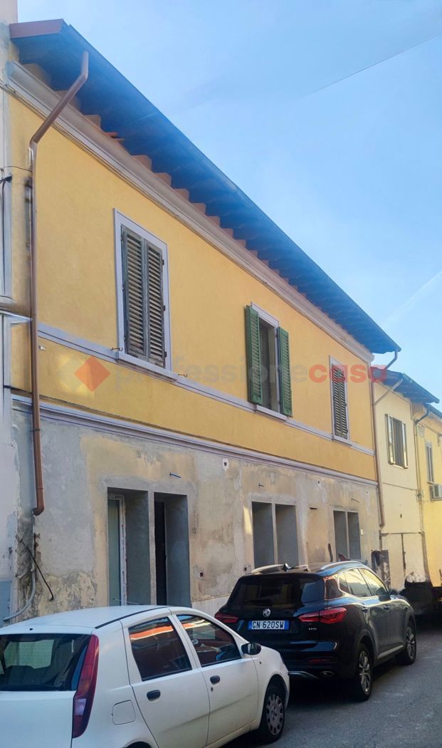 casa indipendente in vendita a Prato in zona Iolo