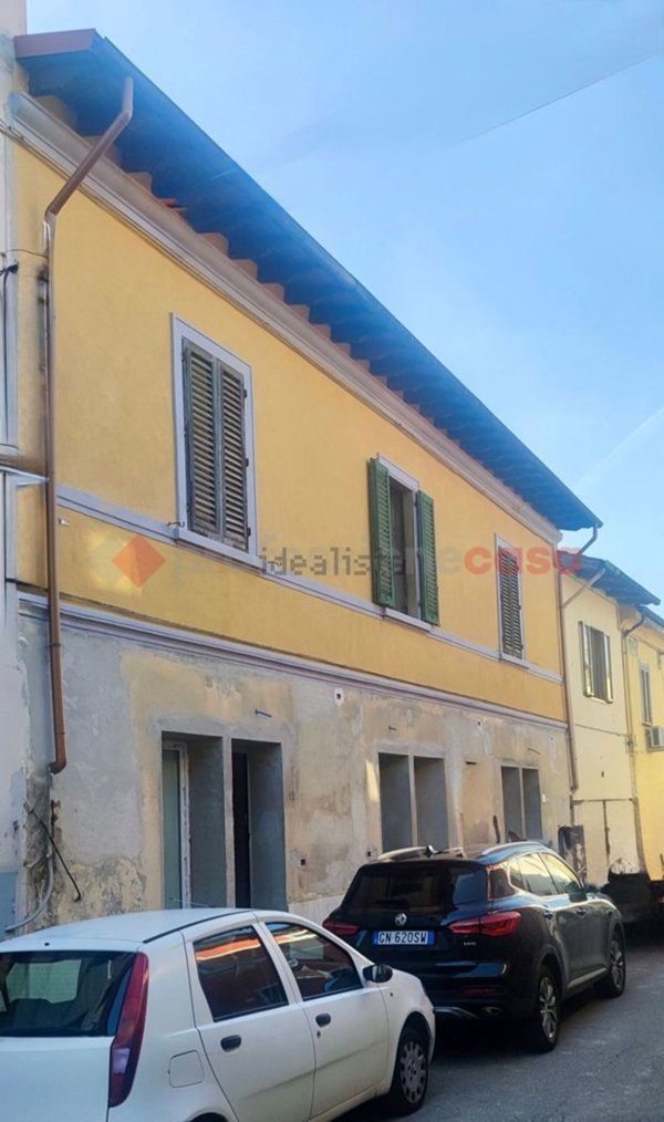 casa indipendente in vendita a Prato in zona Iolo