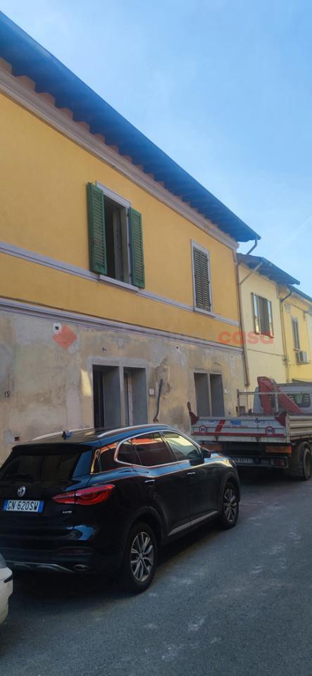 casa indipendente in vendita a Prato in zona Iolo