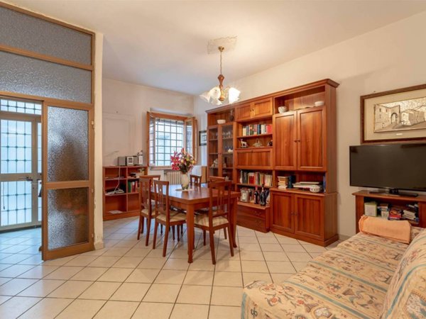 casa indipendente in vendita a Prato in zona Castelnuovo
