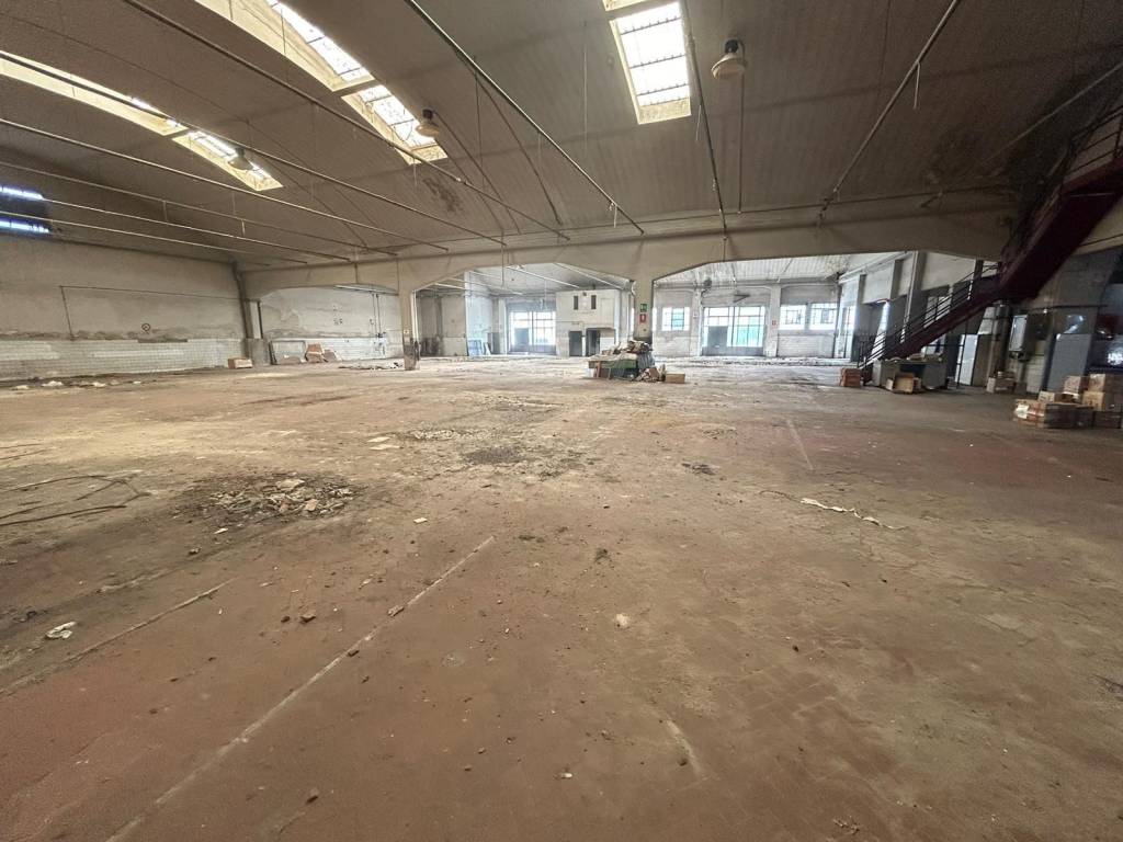 locale commerciale in vendita a Prato