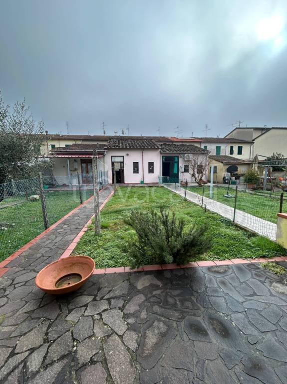casa indipendente in vendita a Prato in zona Tavola