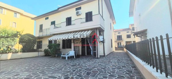 casa indipendente in vendita a Prato in zona San Martino