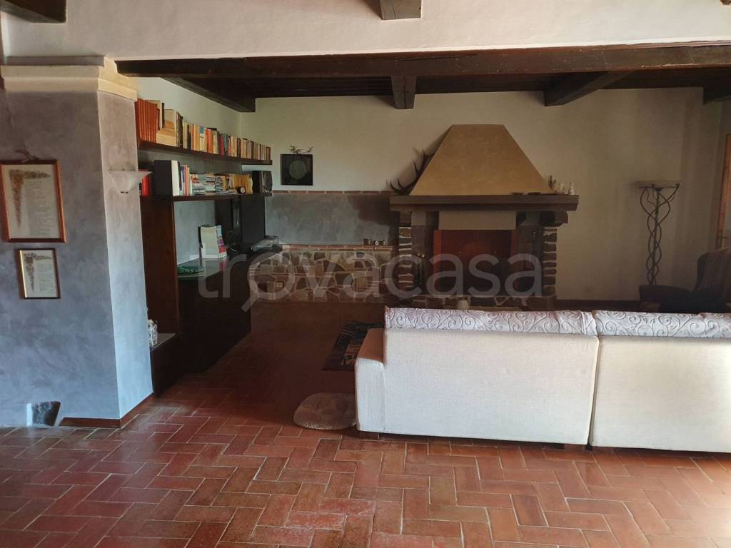 casa indipendente in vendita a Prato in zona Figline