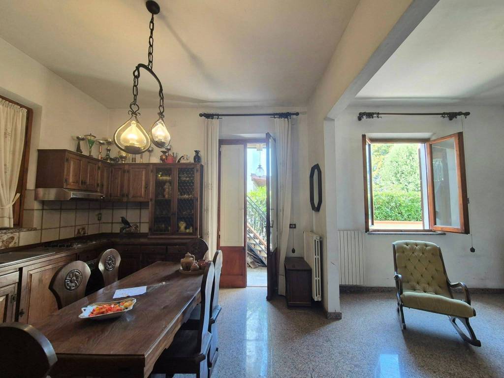 casa indipendente in vendita a Prato in zona Tavola
