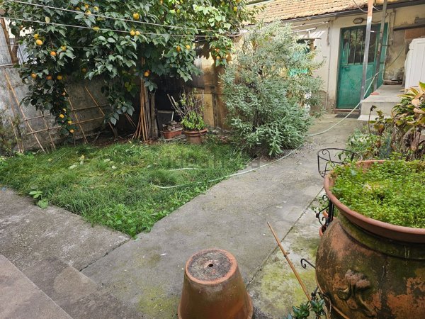 casa indipendente in vendita a Prato in zona Santa Lucia