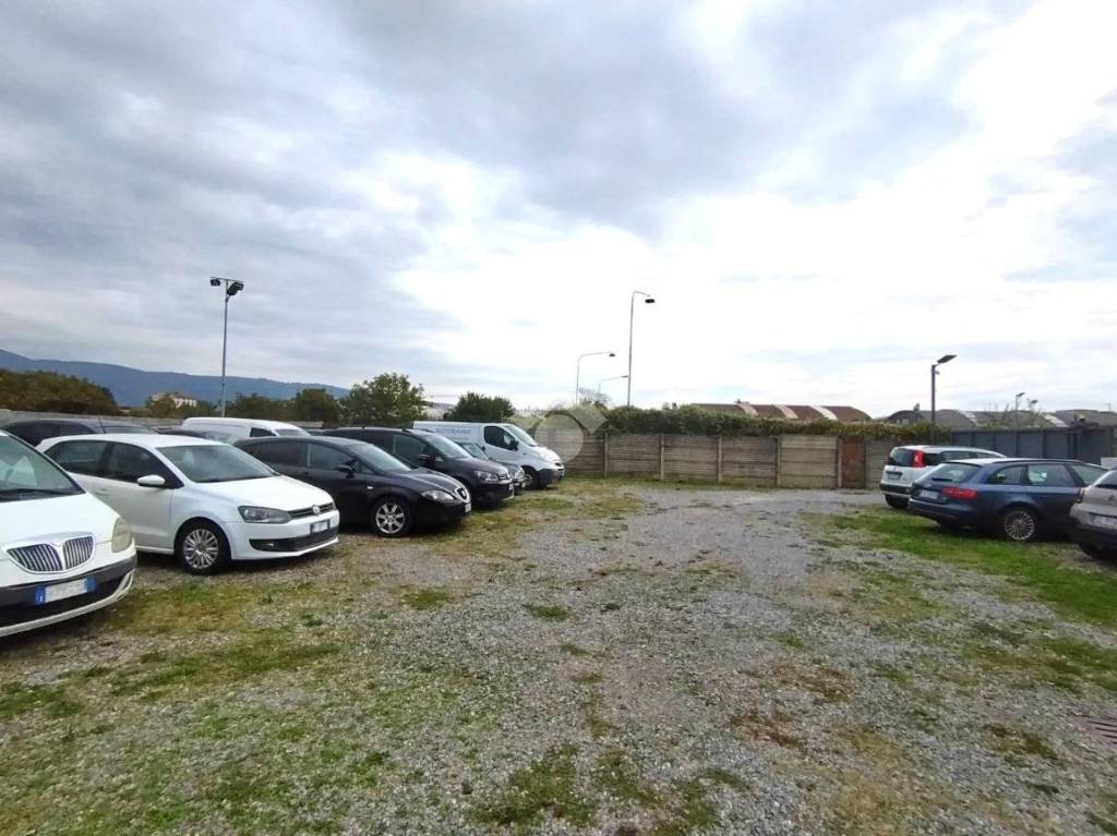 locale di sgombero in vendita a Prato in zona Galciana