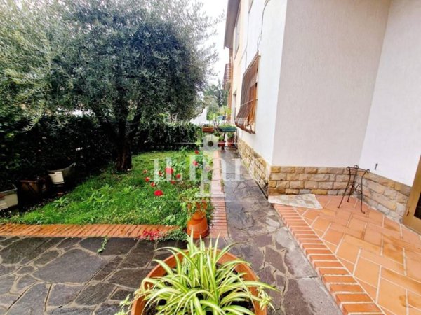 casa indipendente in vendita a Prato in zona Tavola