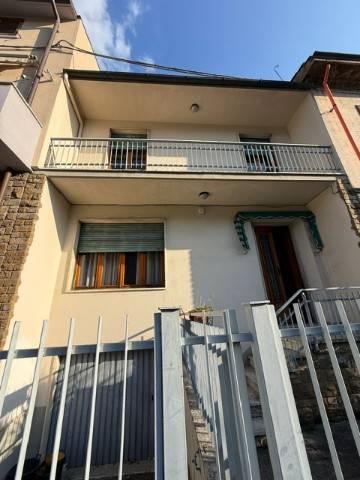 casa indipendente in vendita a Prato