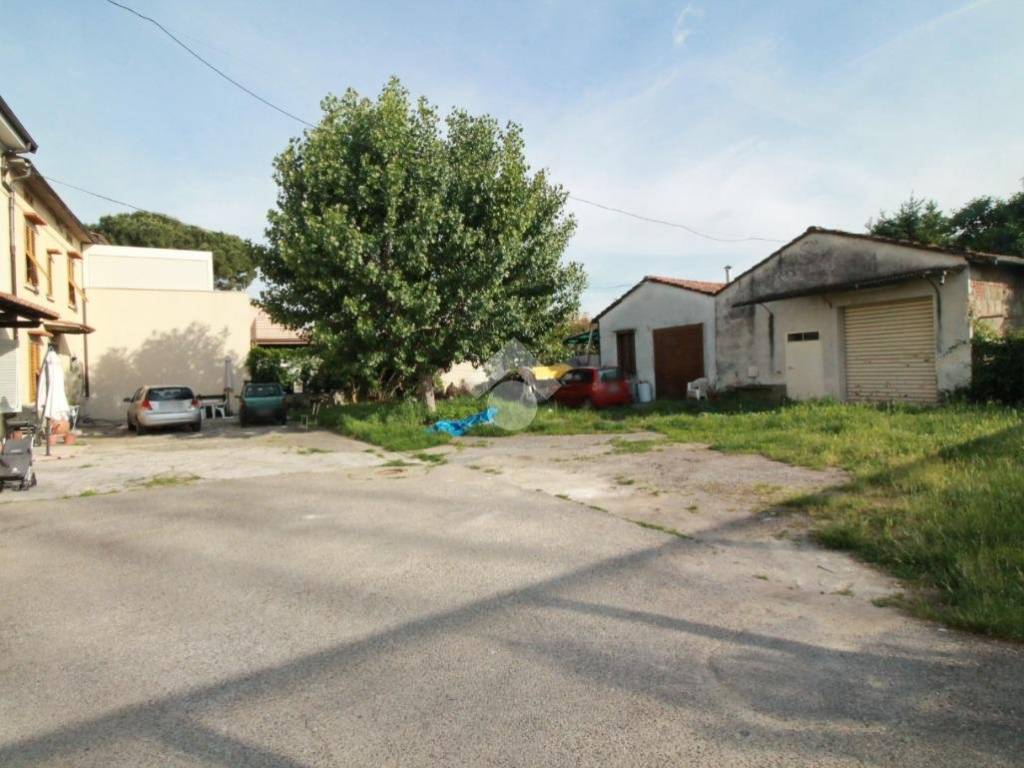 casa indipendente in vendita a Prato in zona Le Badie