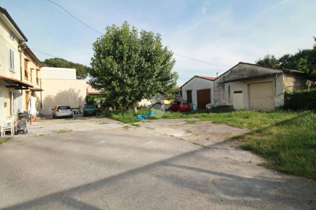 casa indipendente in vendita a Prato in zona Cafaggio