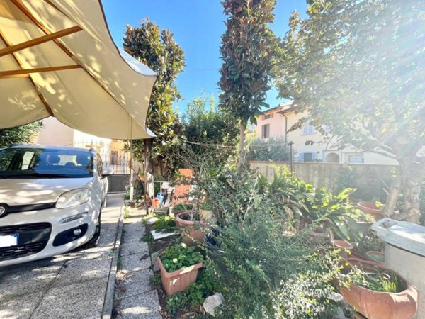 casa indipendente in vendita a Prato in zona San Giusto