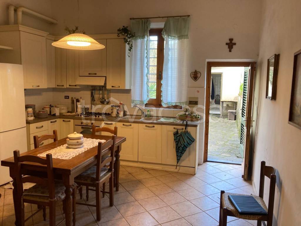 casa indipendente in vendita a Prato in zona Iolo