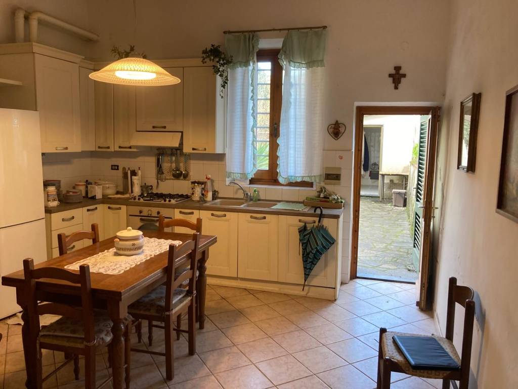casa indipendente in vendita a Prato in zona Iolo