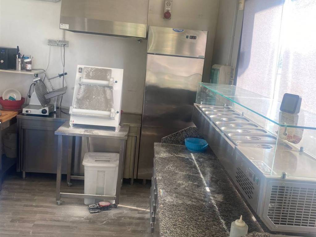 negozio in vendita a Prato in zona Paperino