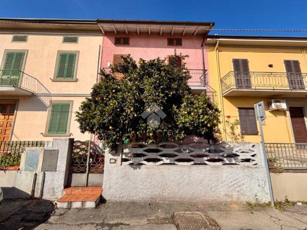 casa indipendente in vendita a Prato in zona Tavola