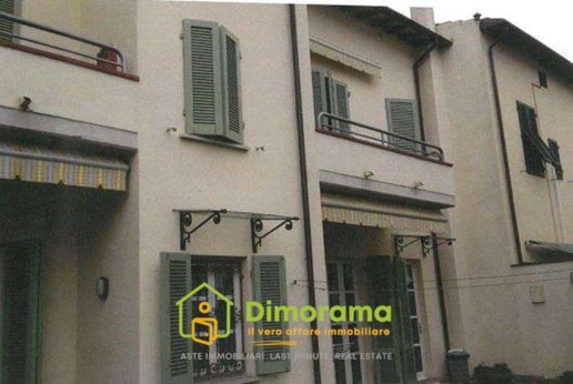 casa indipendente in vendita a Prato