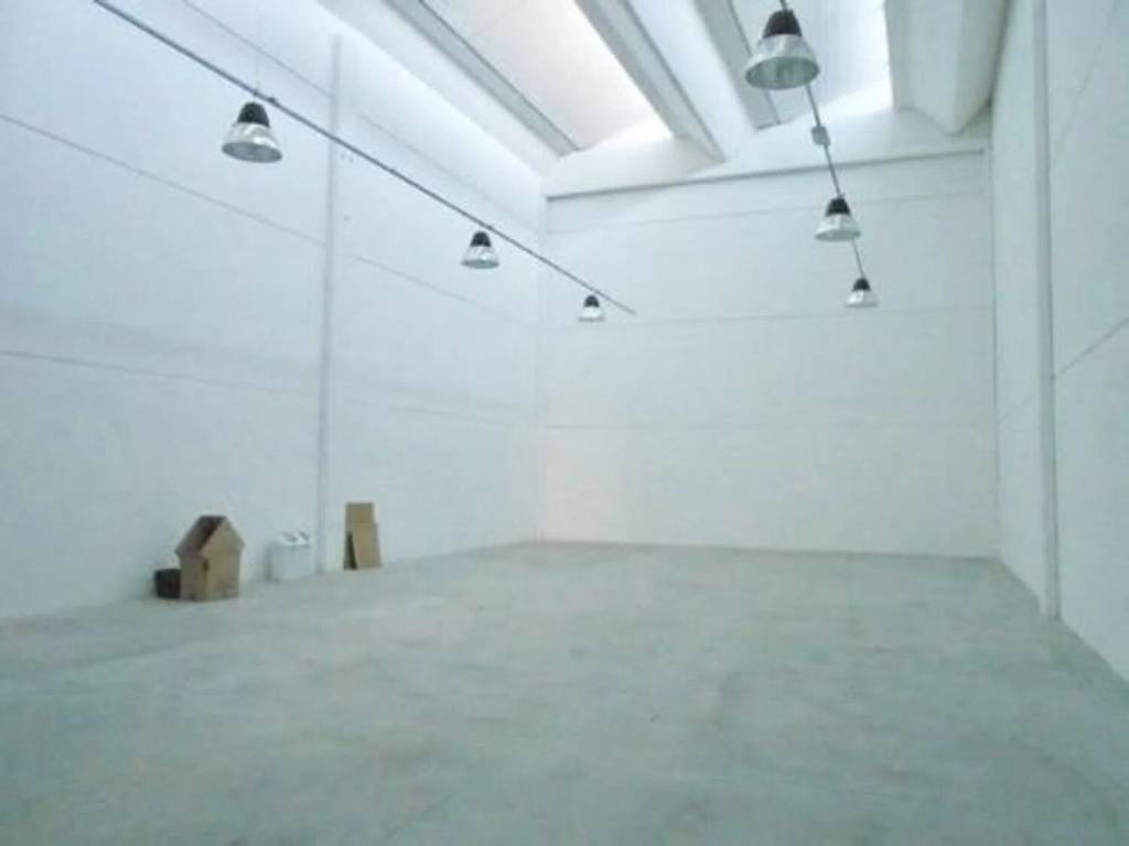 locale commerciale in vendita a Prato in zona Castelnuovo