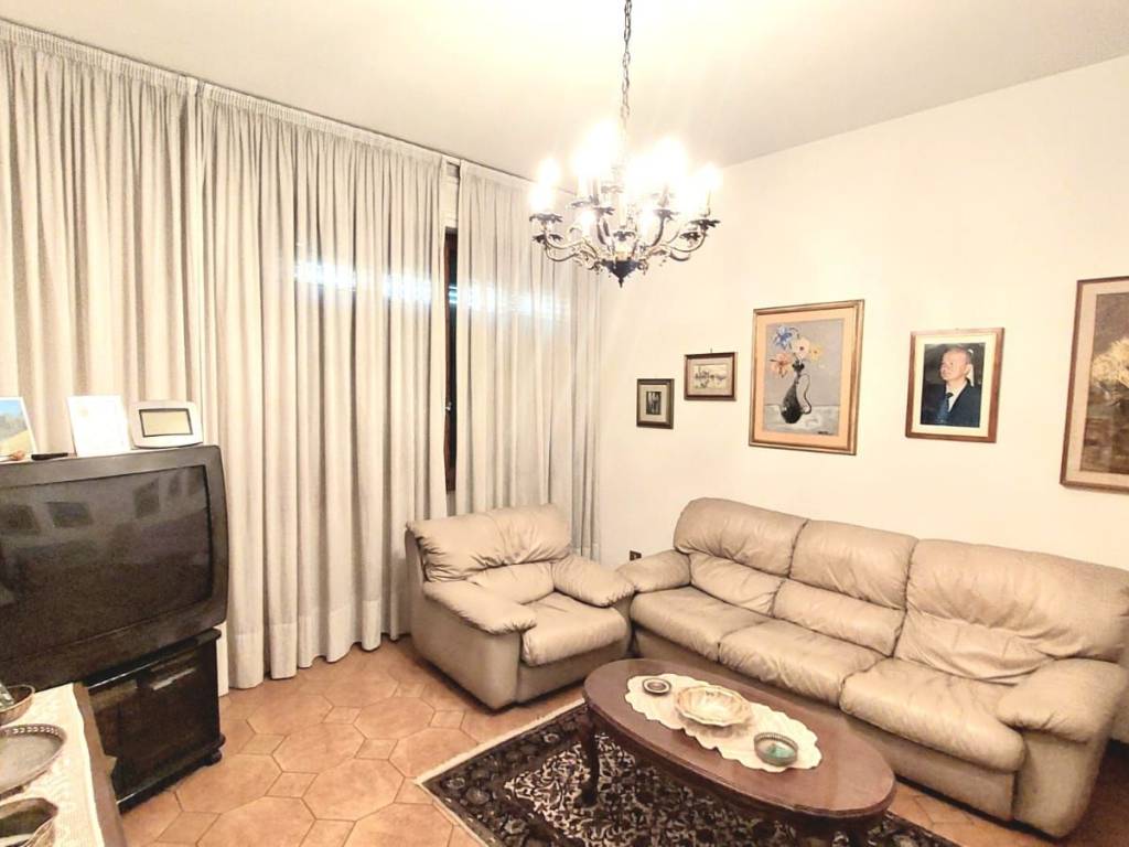 casa indipendente in vendita a Prato