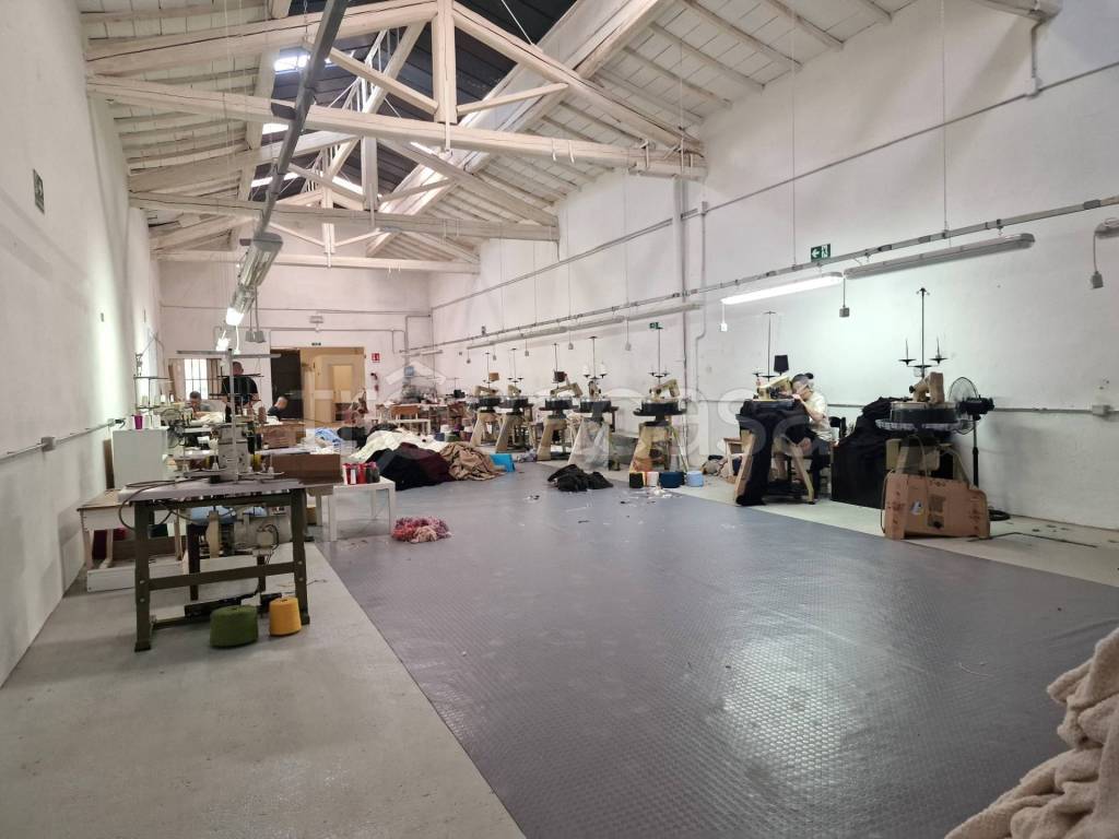 locale commerciale in vendita a Prato