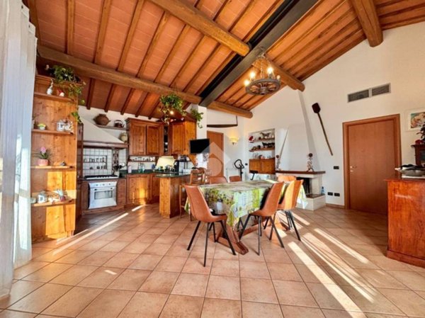 casa indipendente in vendita a Prato in zona Casale