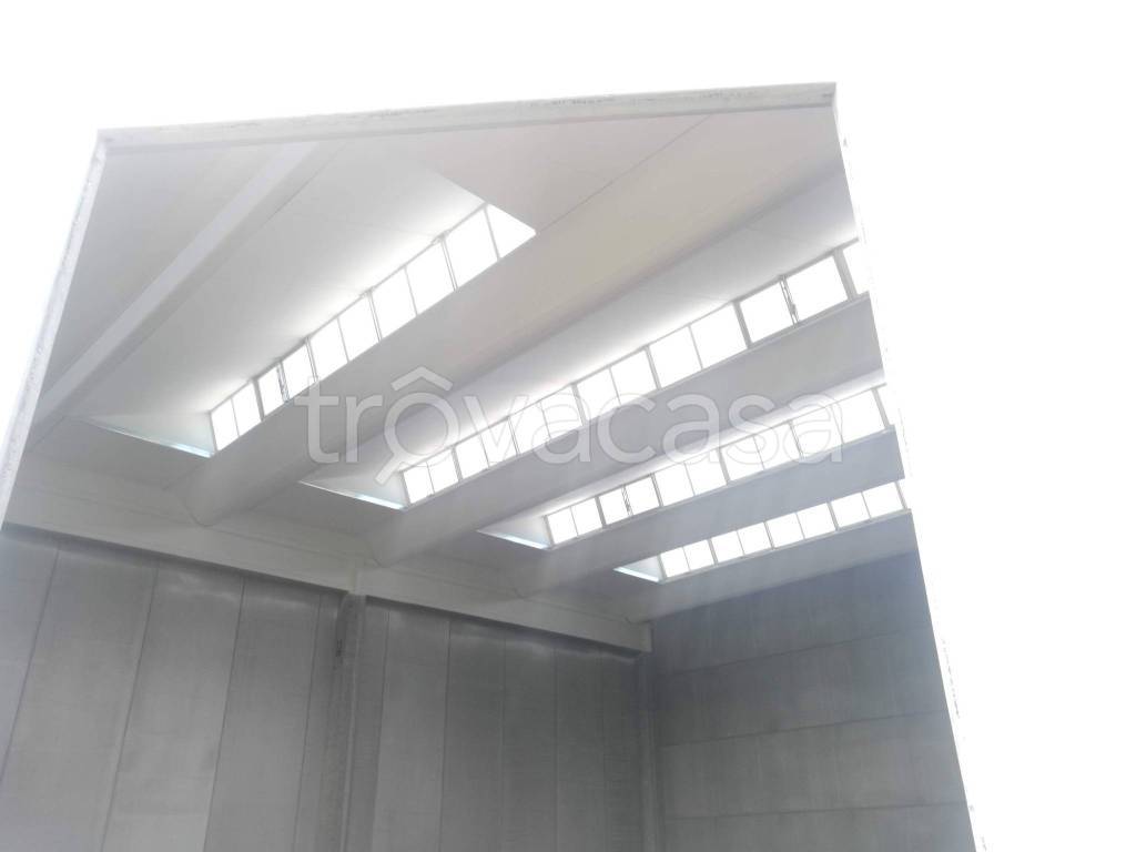 locale commerciale in vendita a Prato in zona Sant'Ippolito