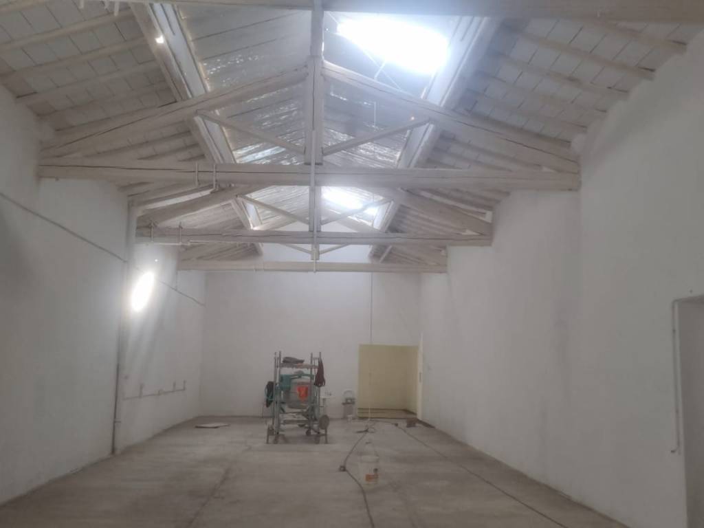 locale commerciale in vendita a Prato