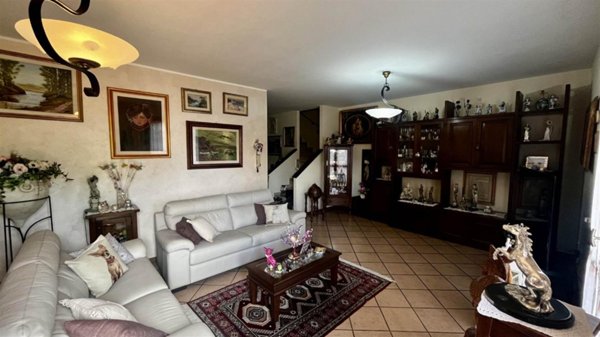 casa indipendente in vendita a Prato in zona Paperino