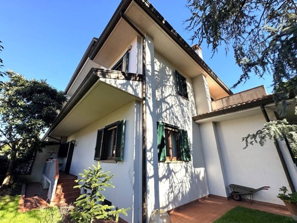 casa indipendente in vendita a Prato in zona Canneto