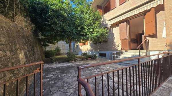 casa indipendente in vendita a Prato in zona Castelnuovo