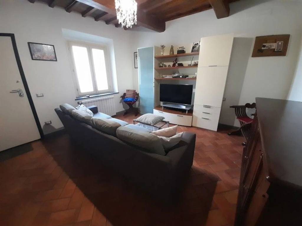 casa indipendente in vendita a Prato in zona Castelnuovo
