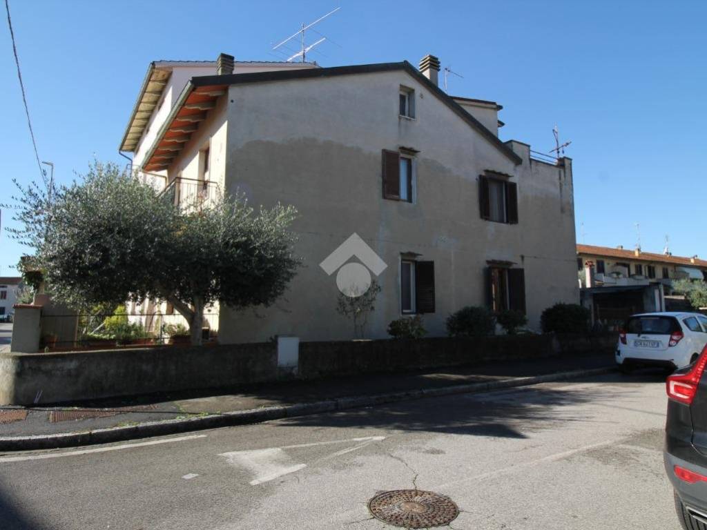 casa indipendente in vendita a Prato in zona Cafaggio