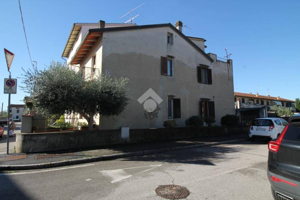 casa indipendente in vendita a Prato in zona Cafaggio