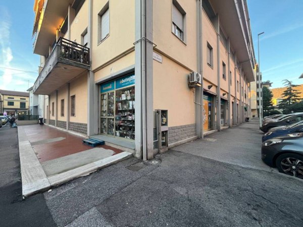 negozio in vendita a Prato